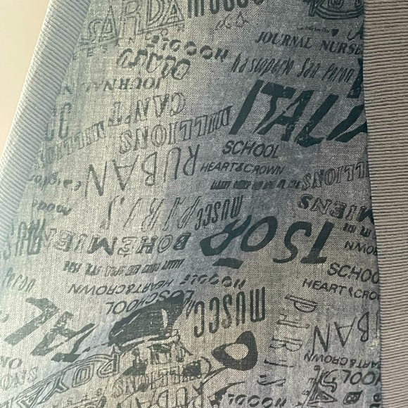 Sleeveless light dress with rushed sides. - Picture 2 of 2